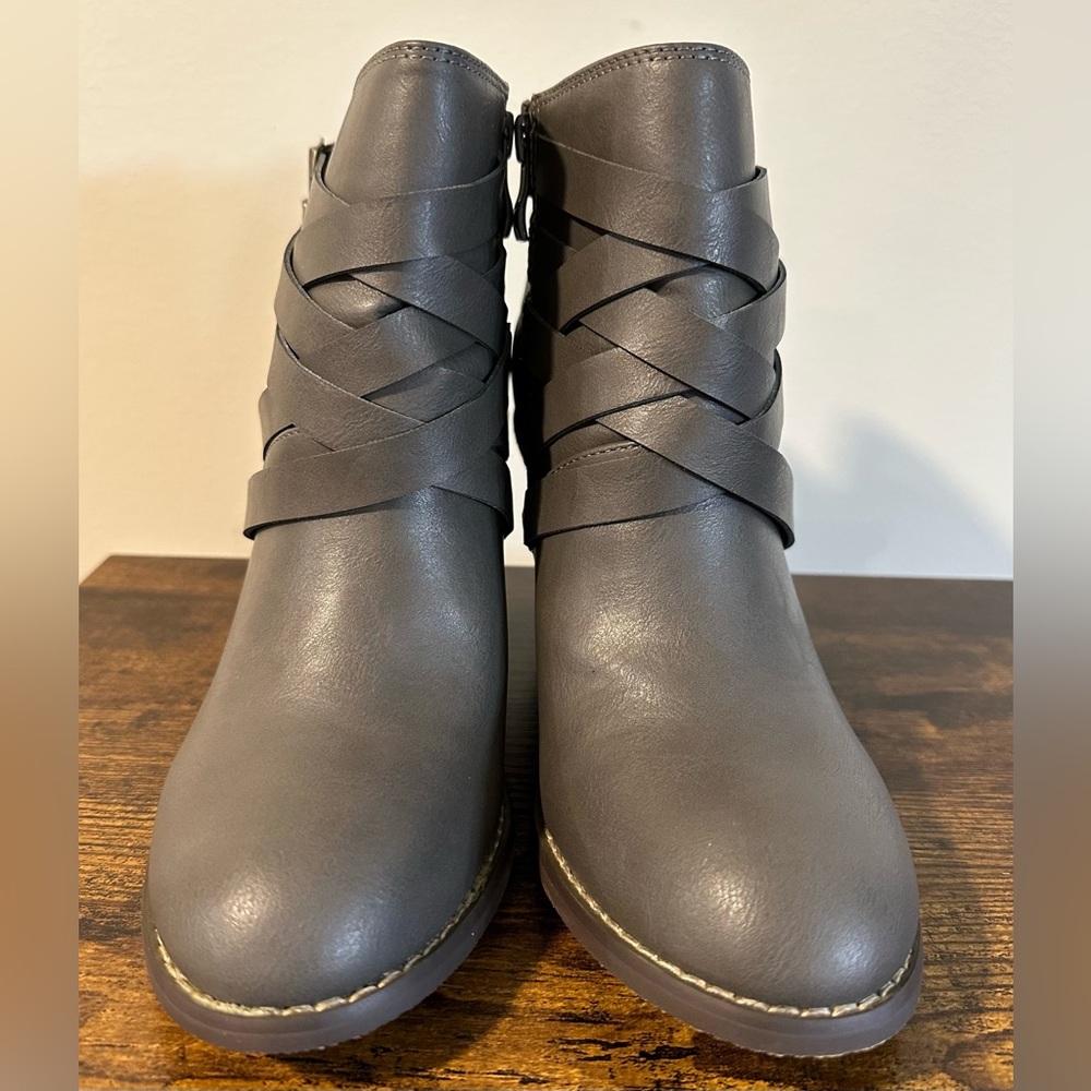Journee Collection Women’s Gray Buckle Strap Ankle Boots NWT Size 9 - Picture 2 of 8